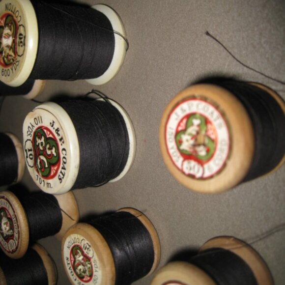Lot of 11 Vintage Spools of Sewing Thread J & P Coats - Picture 10 of 11